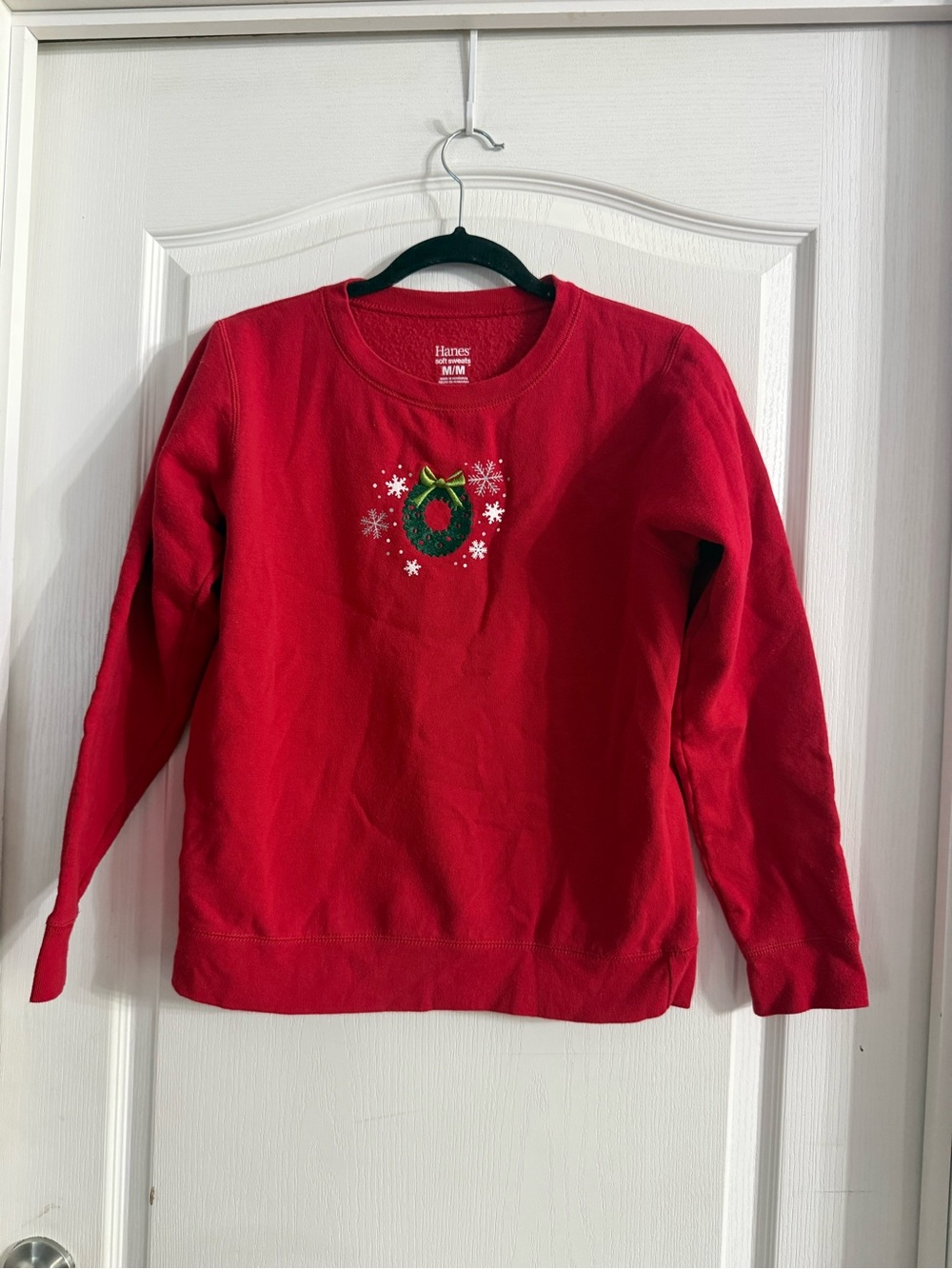 Hanes Christmas Wreath Embroidered Sweatshirt Sz M. O-10